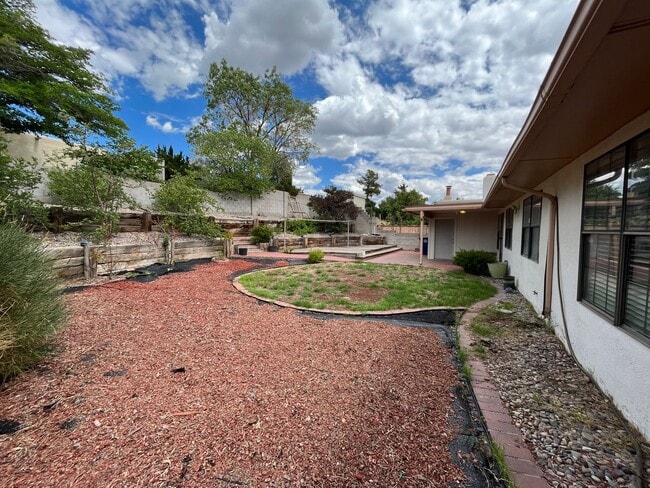 Building Photo - Spacious 3 Bedroom 2 Bathroom Home in the ...