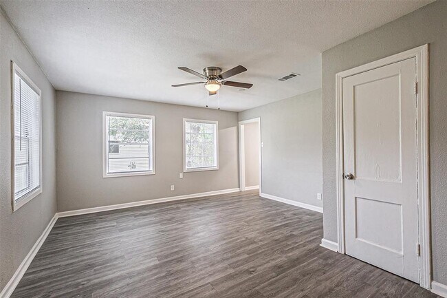 Primary Photo - 1539 Pleasantville Dr