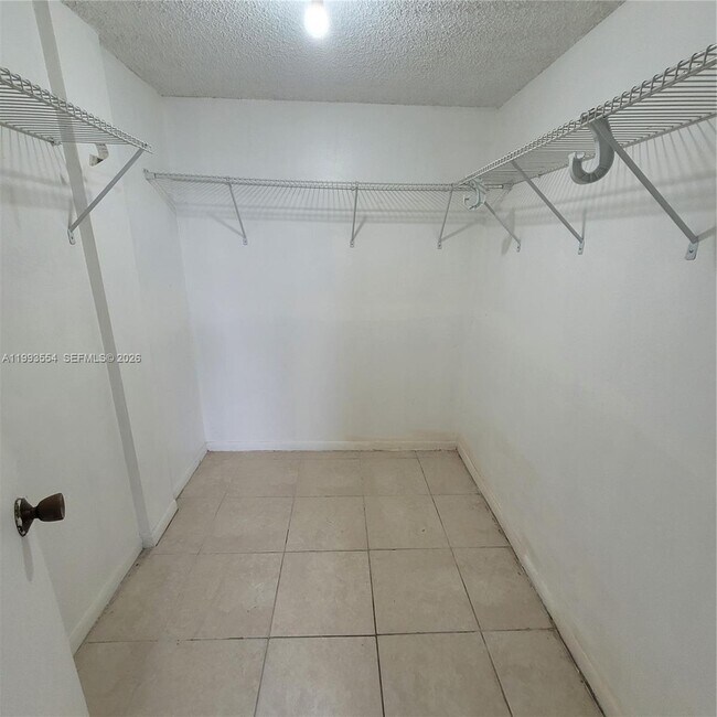 Building Photo - 10090 NW 80th Ct