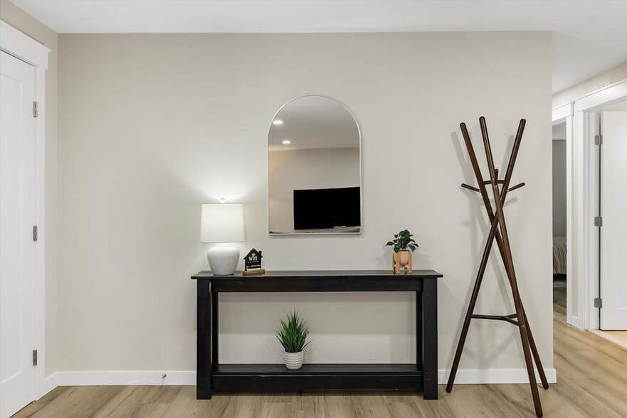 Building Photo - 2410 W Bruneau Pl