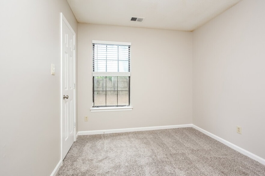 Building Photo - 4295 Rosswood Dr