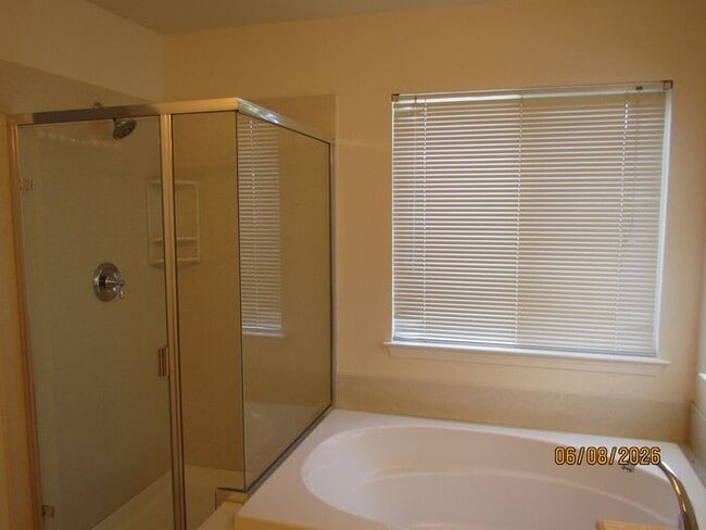 Building Photo - Great 3 bed 2.5 bath single family home in Windsor! Brand New Flooring and Paint!