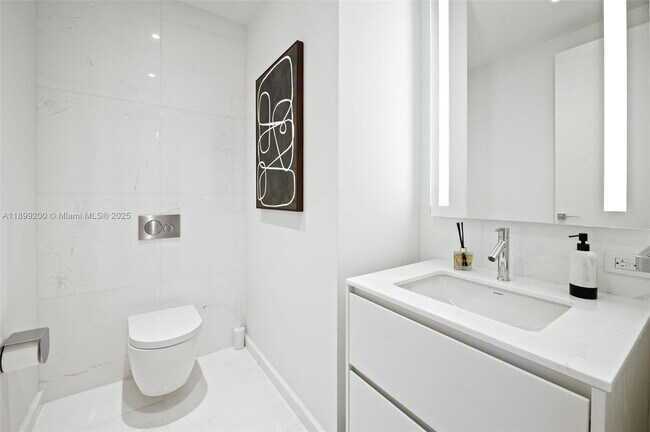 Building Photo - 300 Biscayne Blvd Way