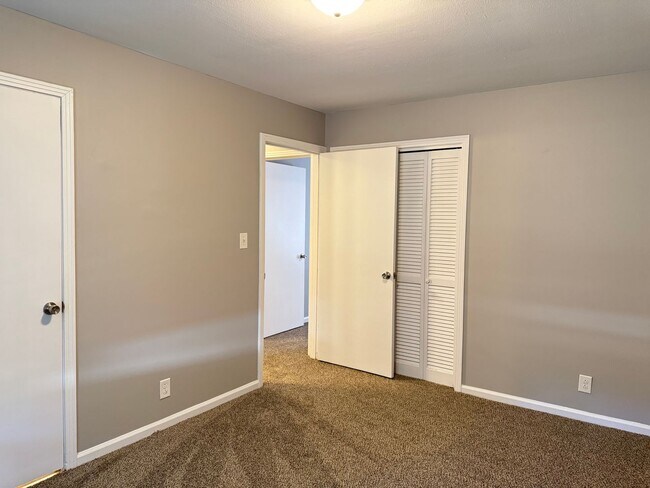 Building Photo - Great Location! 2 bed 1 bath off 101st!
