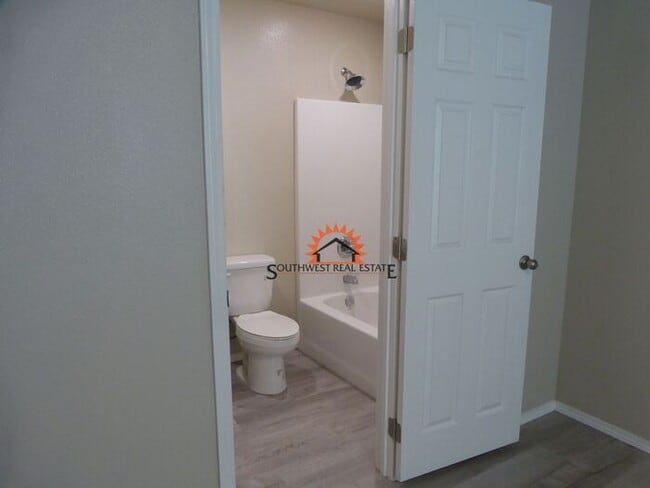 Building Photo - Modern 2 bedroom 2 bath apartment