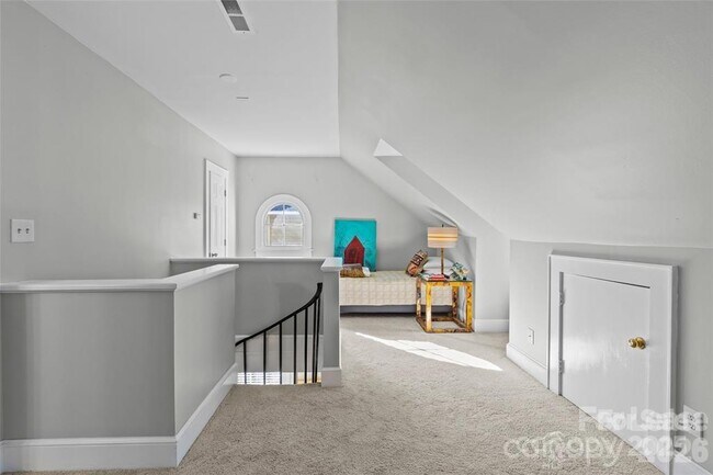 Building Photo - 609 Queens Rd