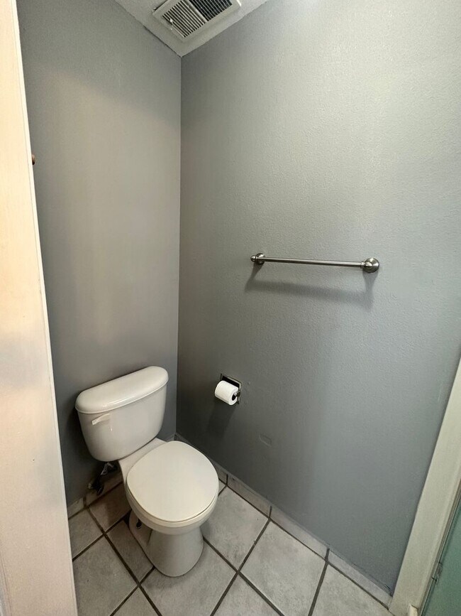 Building Photo - 3 Bedroom 2 Bathroom New flooring