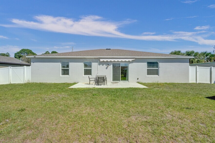 Building Photo - 1744 SE North Blackwell Dr