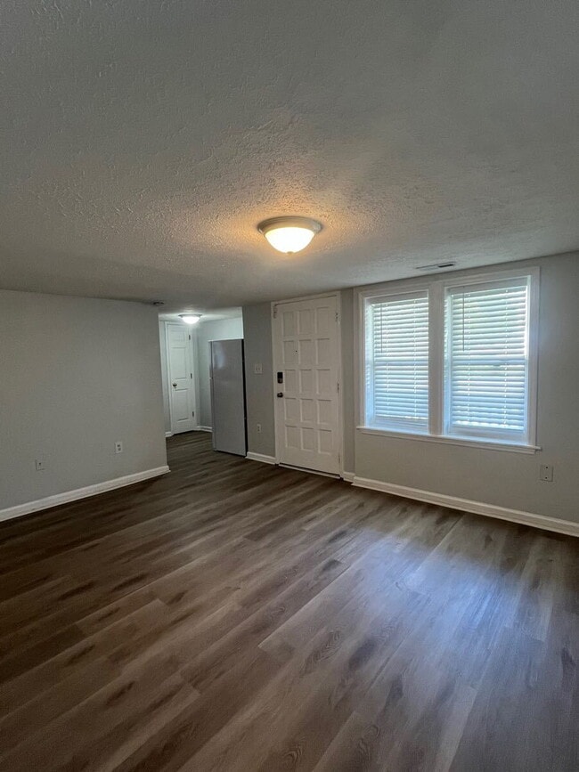 Building Photo - 489 W Outer Dr