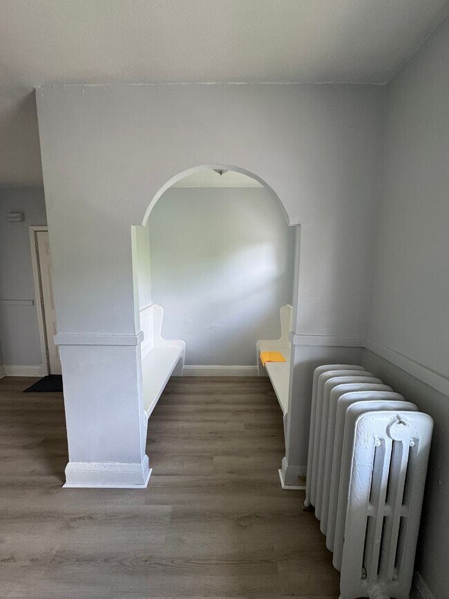 Building Photo - 1429-1431 Knox Ave N