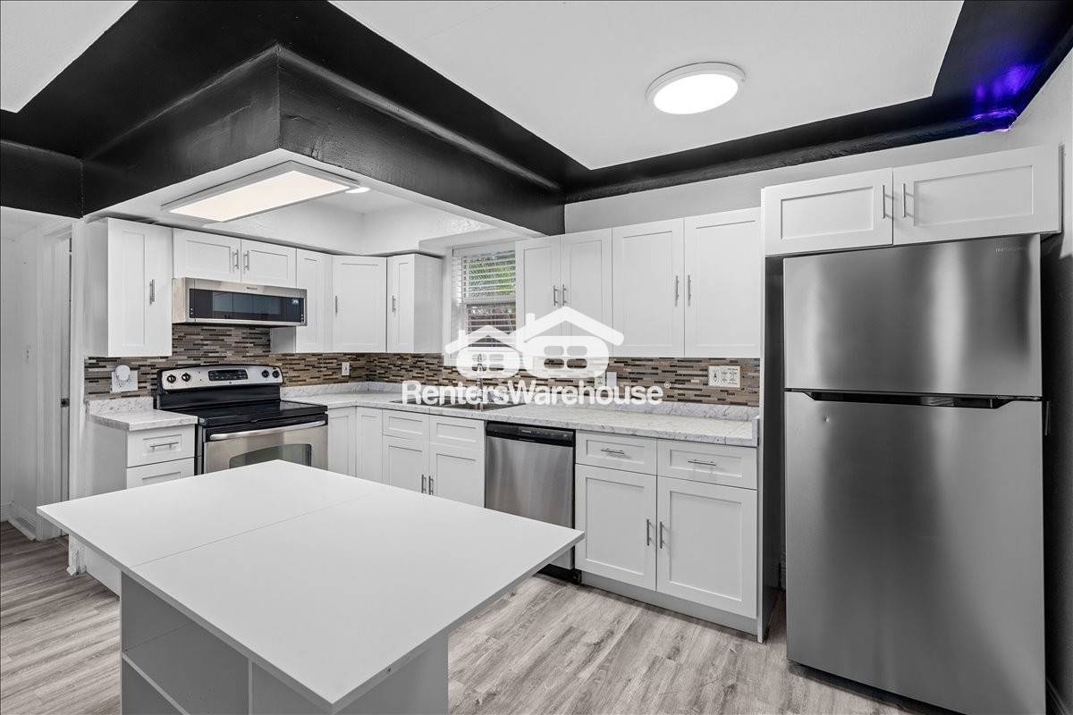 Building Photo - 13100 Boca Ciega Ave