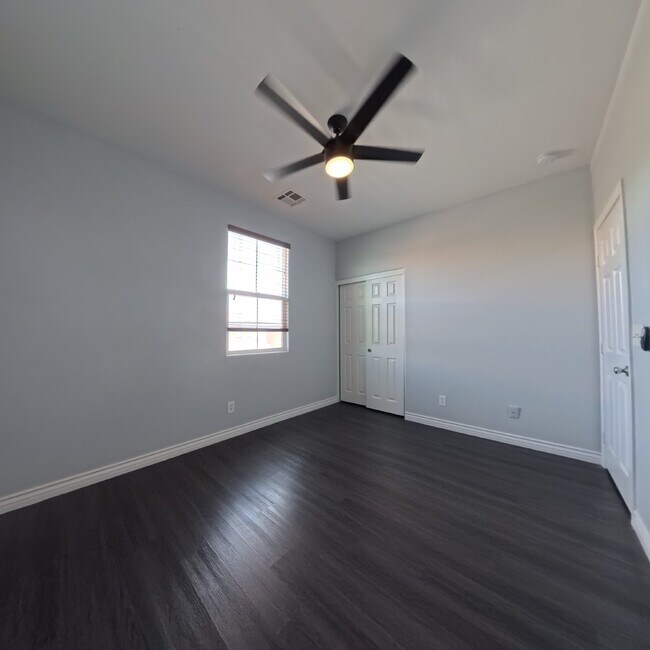 Building Photo - 2Bedroom With Attached Car Garage