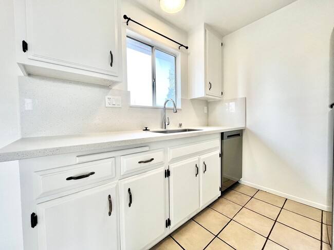 Building Photo - Beautifully Updated 3B 1BA Unit in Lemon G...