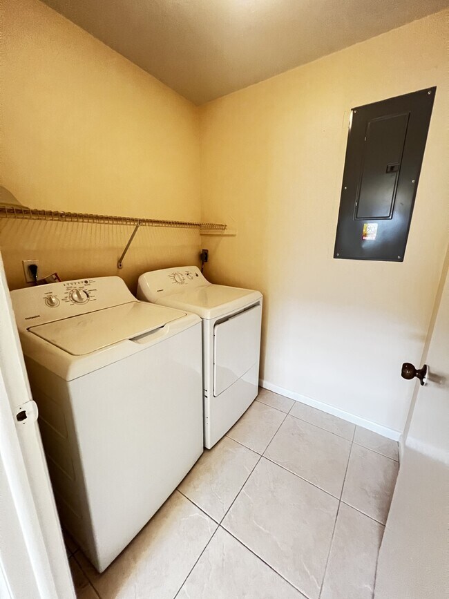 Building Photo - 609 SE 23rd Pl