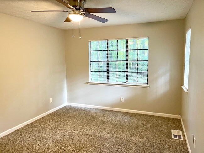 Building Photo - Welcome to the Charming 4 Bedroom/3 Bath w...