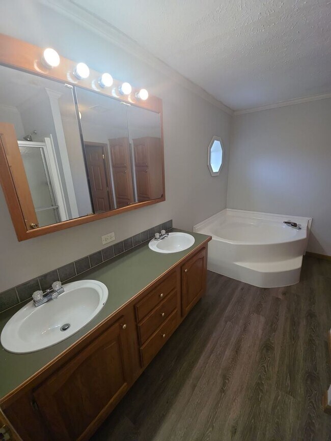 Building Photo - 124 Lake Ln