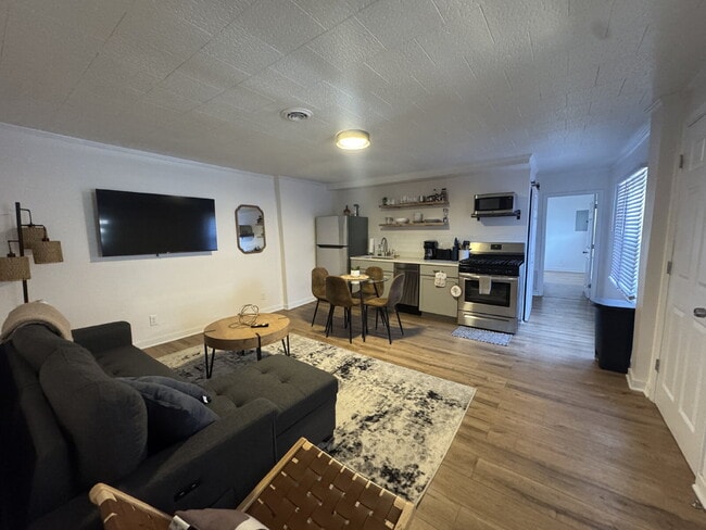 Building Photo - fully furnished 2-bedroom, 1-bath upper duplex