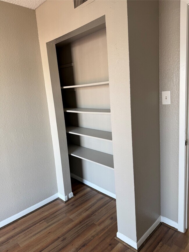 Building Photo - 2816 S Bartell Dr