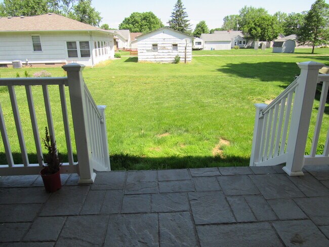 Building Photo - 405 E Palace Row