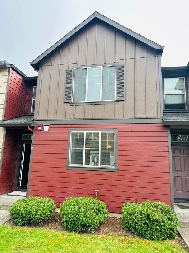 Building Photo - Charming and Updated Townhome in Convenien...