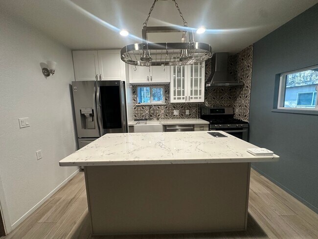 Building Photo - Quaint 3 Bedroom Home with Modern Upgrades- Pet Friendly!