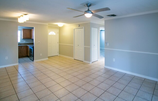 Building Photo - Fantastic 2 bedroom home all tile floors a...