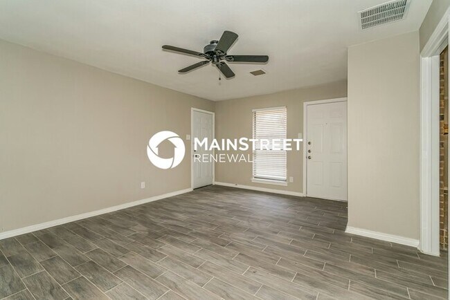Building Photo - 3 Bedroom Pet-Friendly Home in CARROLLTON, TX with Main Street Renewal