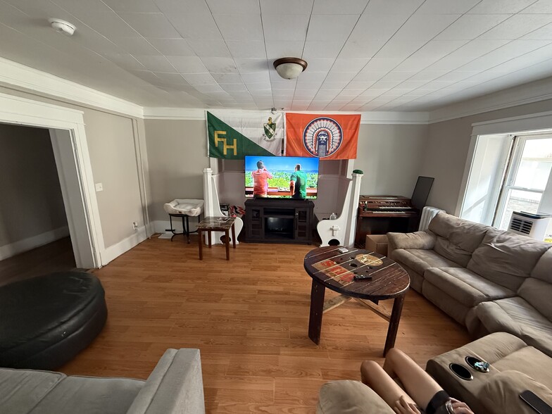 Building Photo - 804 W Oregon St