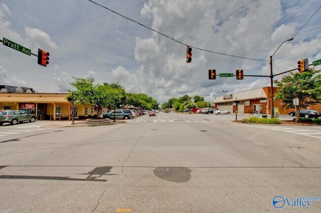 Building Photo - 1328 Oshaughnessy Ave NE