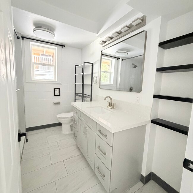 Full size bathroom - 1739 Kamohoalii St