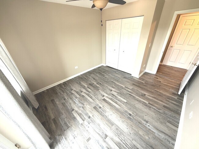 Building Photo - 400 Village Cir