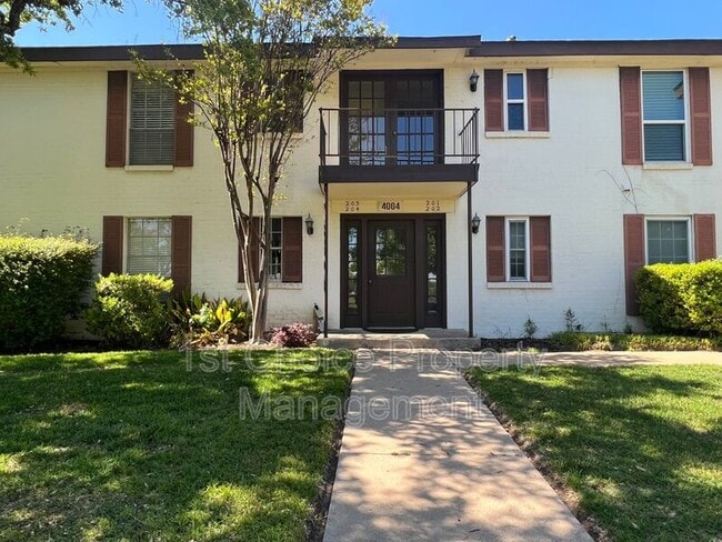 Primary Photo - 4004 Ridglea Country Club Dr