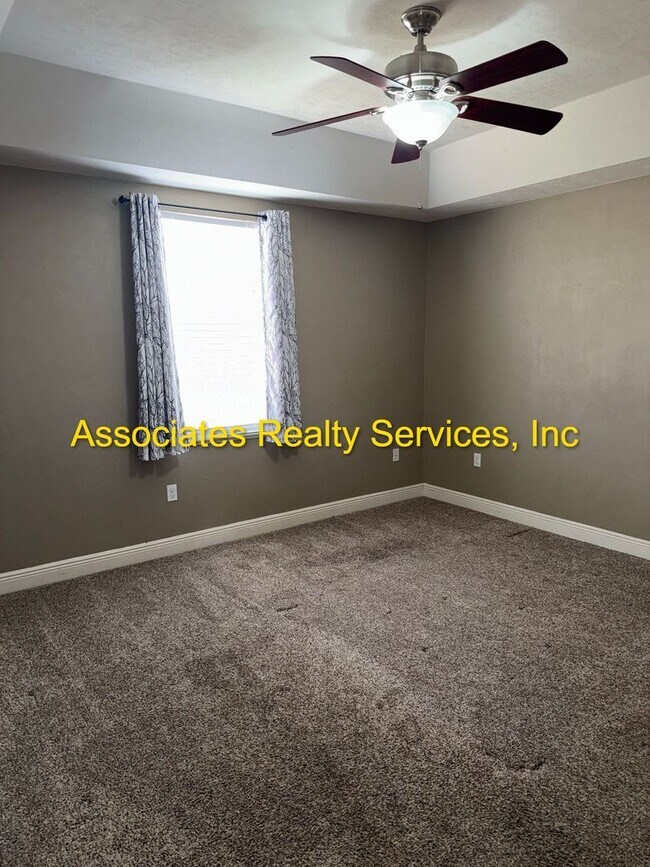 Building Photo - Willow Oak SW 3/2, a must see