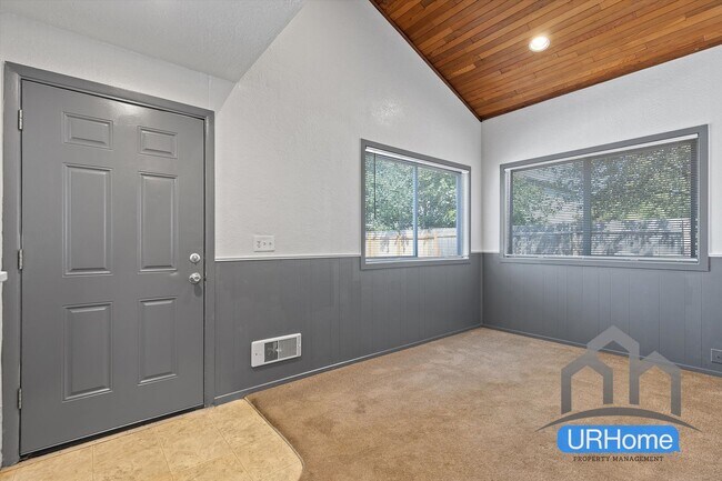 Building Photo - First Month FREE! Spacious 2BD/1.5BA Townhome in SE Portland - Move-In Ready