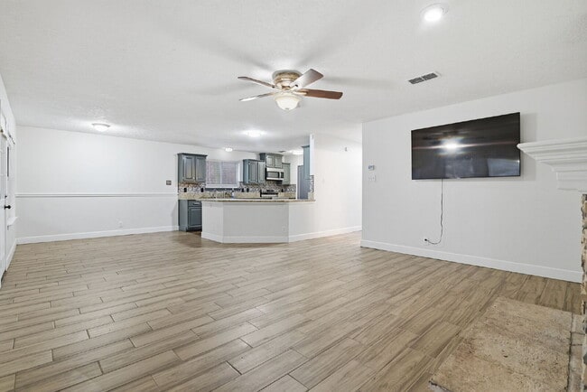 Building Photo - Modern Living Near UTSA/USAA: Quiet Cul-de-Sac with BONUS Space