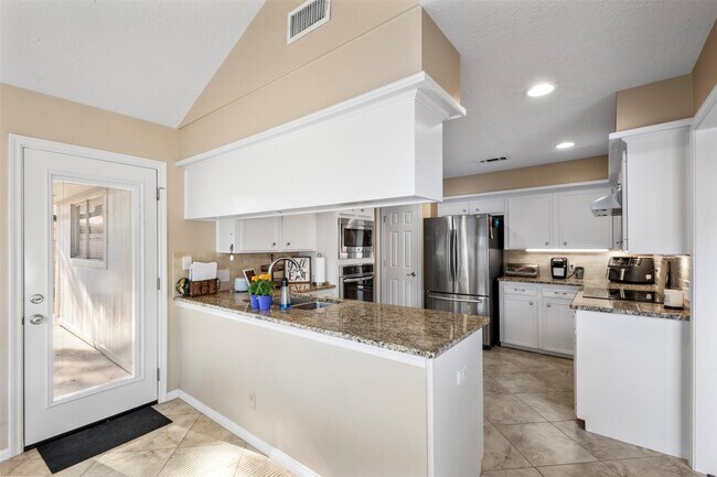 Building Photo - 1018 Trowbridge Dr