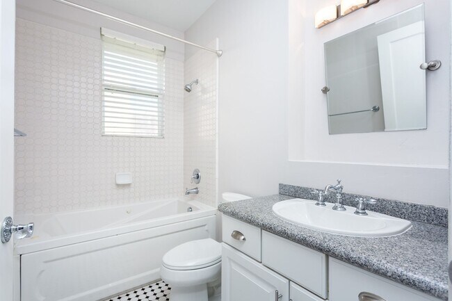 Building Photo - Stunning 4 Level Condo in Little Italy