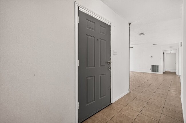 Building Photo - 2523 Creekway Cir