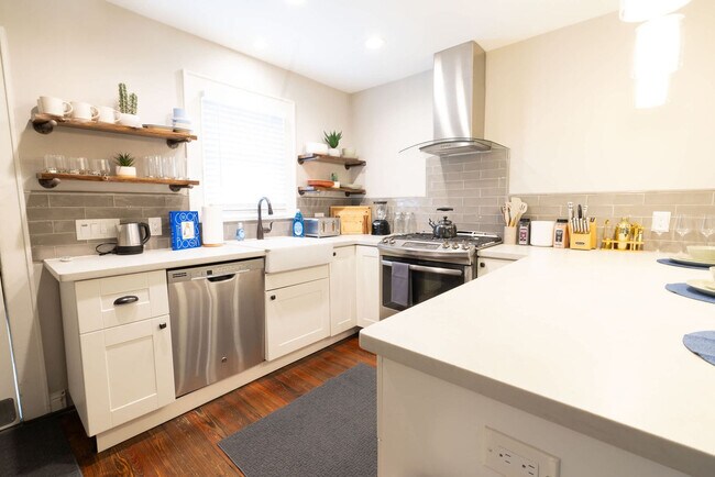 Building Photo - 725 Peddie St