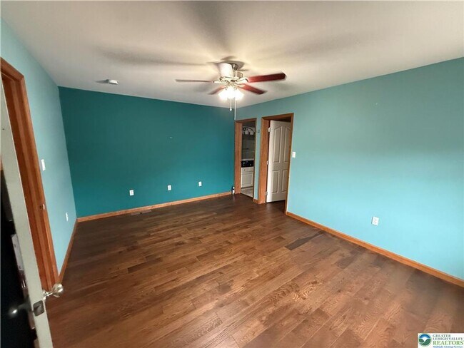 Building Photo - 4 bedroom 2.5 bathroom