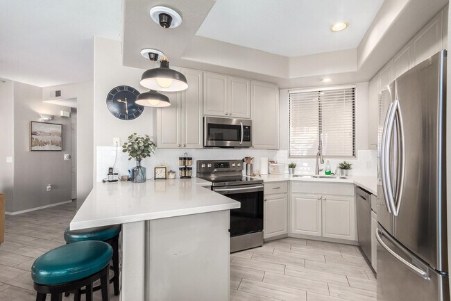 Building Photo - 705 W Queen Creek Rd