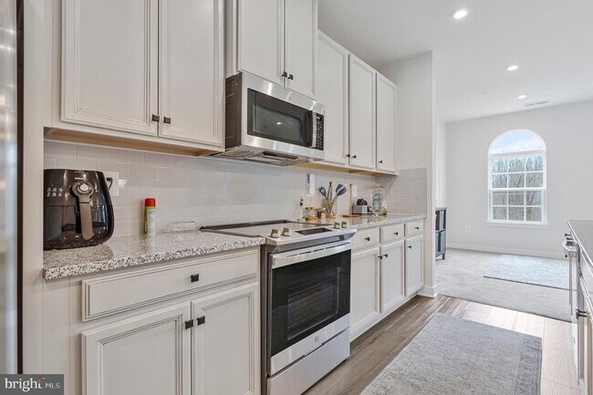 Building Photo - 10910 Presidential Pkwy