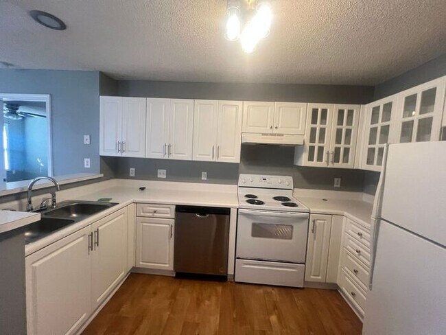 Building Photo - RENT SPECAIL*** $1400 For APRIL & MAY RENT.Breezewood Condo, 2 Brd/2bath Screen Porch! LVP wood f...