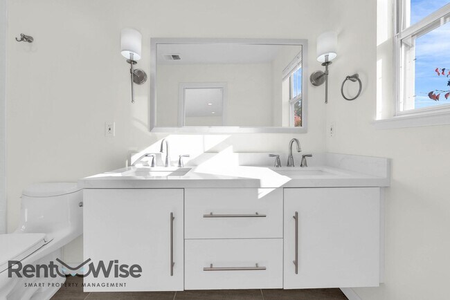 Building Photo - 734 Chestnut St