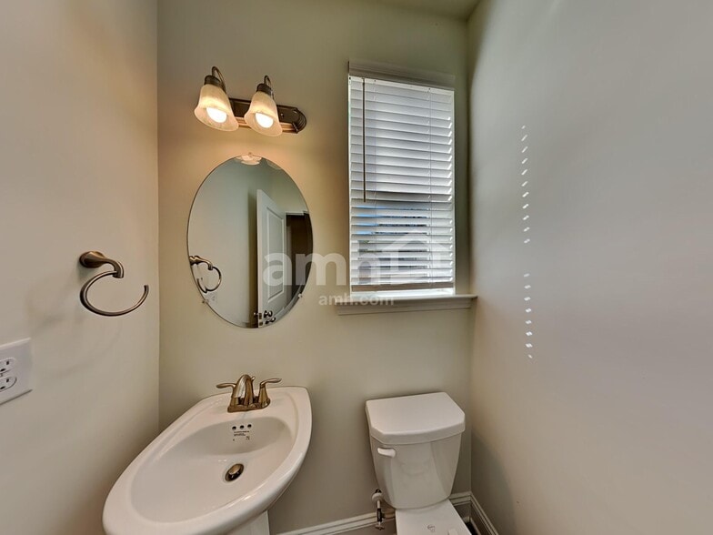 Building Photo - 607 Lk Vis Ct