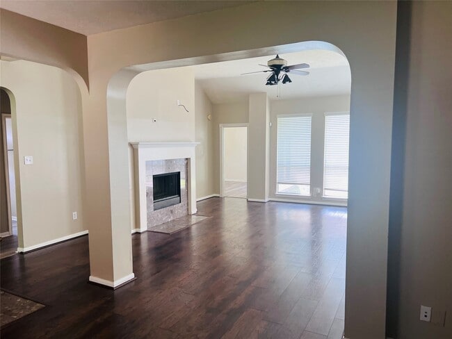 Building Photo - 4722 Silverlake Dr