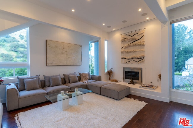 Building Photo - 1857 N Beverly Dr