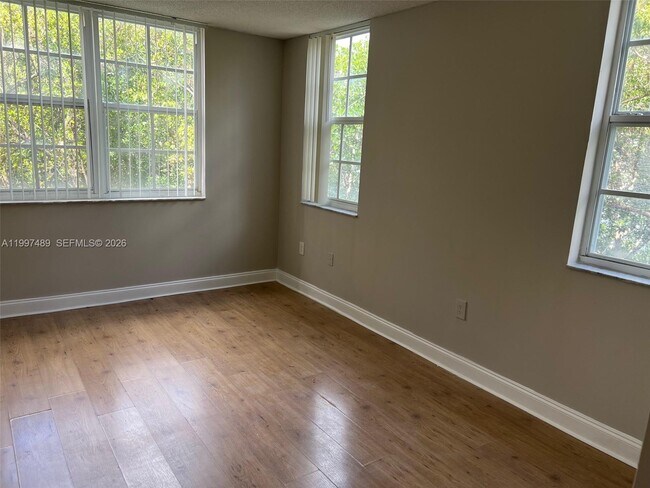 Building Photo - 19701 E Country Club Dr