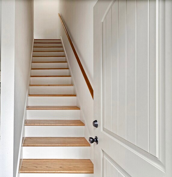 Entrance - Stairs to 2nd Floor - Hardwood - 8801 Hammerly Blvd