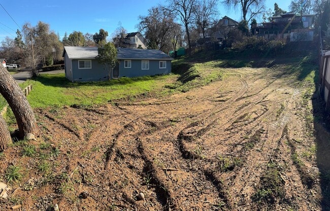 Building Photo - Newly Renovated 3/1 Home w/ Large Yard